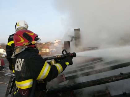 ALERTĂ: Incendiu la o benzinărie! UPDATE: Bărbat ars și transportat la spital (FOTO + VIDEO)