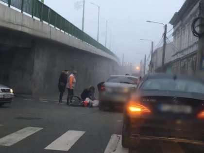 UPDATE: ACCIDENT în Arad! Un biciclist, SPULBERAT de o maşină. În ce stare se află VICTIMA