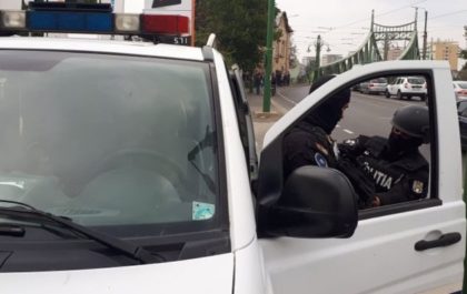 Tânără RĂPITĂ din MALL, la Arad. Polițiștii au REȚINUT doi bărbați și o femeie