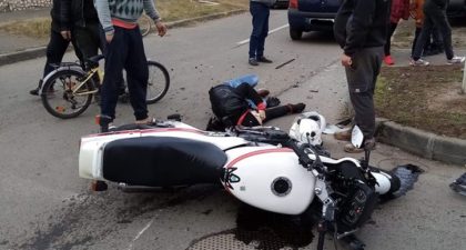 ACCIDENT în municipiu! Un TAXI a intrat în coliziune cu un MOTOCICLIST (FOTO)