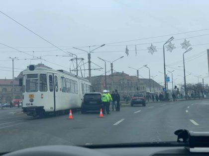 ACCIDENT între un jeep și un TRAMVAI, în Arad