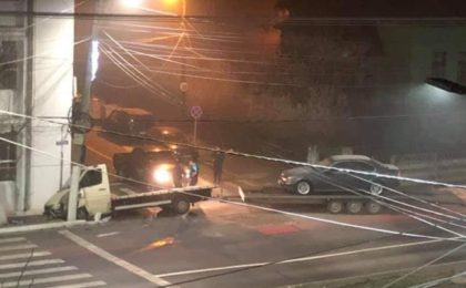 ACCIDENT: O platformă cu un BMW a „atentat” la liceul de pe Bulevardul Iuliu Maniu