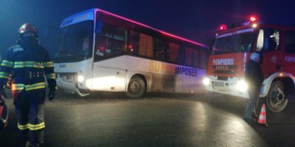 ACCIDENT în VESTUL ȚĂRII: Un autobuz cu ZECI de ELEVI a derapat pe șosea