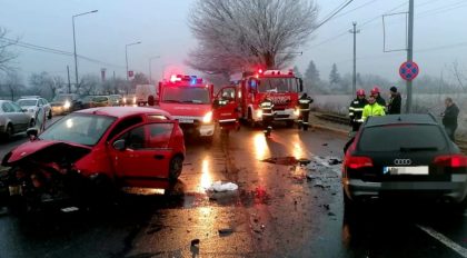 NEWS ALERT: ACCIDENT rutier la intrarea în Arad. Victimă prinsă între fiarele mașinii (UPDATE + FOTO)