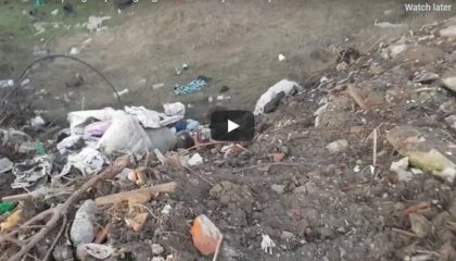 DEZASTRU ECOLOGIC la Zimandu Nou: SUTE de TONE de gunoi aruncate și acoperite pe un teren viran