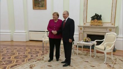 Merkel la Moscova: „A vorbi unul cu celălalt este mai bine decât a vorbi unul despre celălalt”
