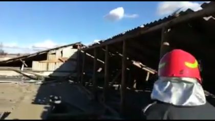 VÂNTUL face RAVAGII! Trei persoane RĂNITE după ce s-a PRĂBUŞIT acoperişul pe ele (VIDEO)