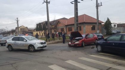 ACCIDENT în municipiu! Două mașini s-au CIOCNIT (GALERIE FOTO)