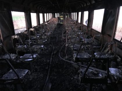 Un tren a fost mistuit de flăcări în județul Arad (GALERIE FOTO)
