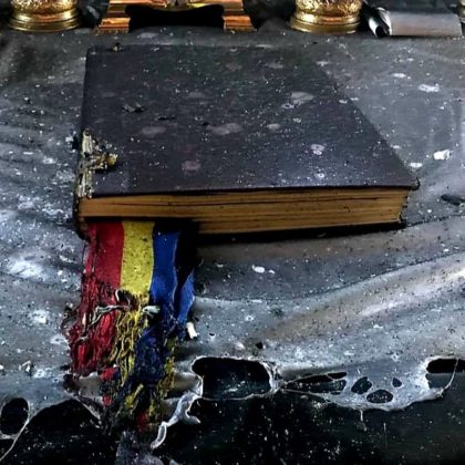 Pompierii care au intervenit la incendiul de la biserica din Gai: „Biblia și tricolorul au scăpat ca prin minune!”