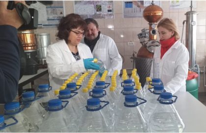 Universitatea „Aurel Vlaicu” a donat spitalelor peste 1000 de litri de DEZINFECTANT