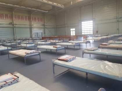 Pregătiți pentru VÂRFUL EPIDEMIEI: Sute de paturi își așteaptă pacienții la Expo Arad (FOTO)
