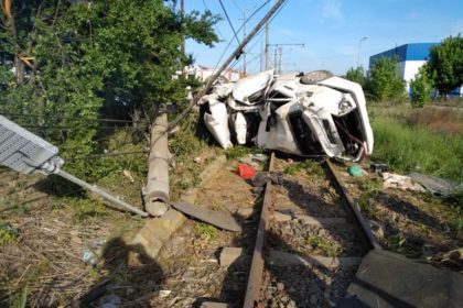 ACCIDENT în Arad: O mașină s-a făcut PRAF pe linia de tramvai (GALERIE FOTO) – UPDATE