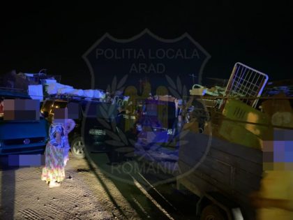 O caravană de dube pline cu adulți și copii, cu remorci cu fier vechi, oprită de Poliția Locală la intrarea în oraș