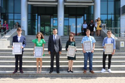 Elevii de 10 la Evaluarea Naţională au primit diploma „Arădeni cu care ne mândrim”