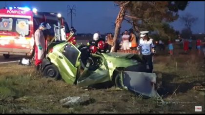 ACCIDENT TRAGIC! Un tânăr a MURIT după ce s-a IZBIT cu mașina de un copac (VIDEO)
