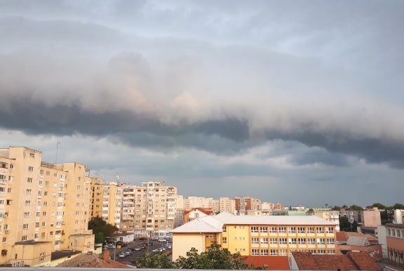 Atenție: Ploi torențiale și vijelii, temperaturi scăzute în întreaga țară!