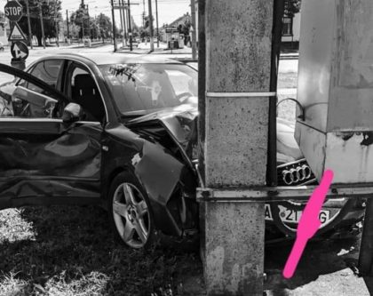 ACCIDENT în MUNICIPIU! Un Audi s-a IZBIT de un stâlp (FOTO)