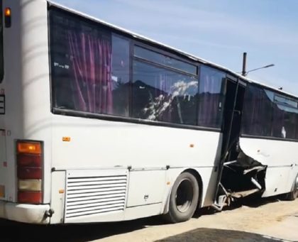 ACCIDENT în Arad! Un autocar s-a făcut „PRAF” (FOTO)