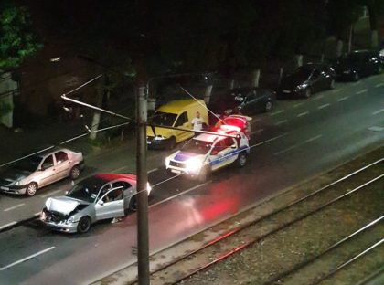 ACCIDENT cu TREI MAȘINI pe Calea Iuliu Maniu! Un autoturism s-a făcut PRAF