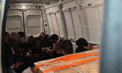 Douăzeci şi opt de migranți din Siria, Turcia şi Egipt, depistaţi la Nădlac în timp ce încercau să treacă ilegal granița