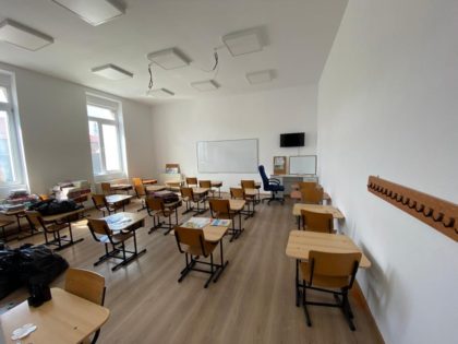 Școală renovată, cu sală de sport, mobilier nou și masă caldă pentru elevii claselor gimnaziale, la Sântana