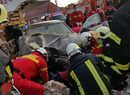 ACCIDENT GROAZNIC! O femeie a fost LOVITĂ PE TROTUAR de un BMW scăpat de sub control (FOTO)