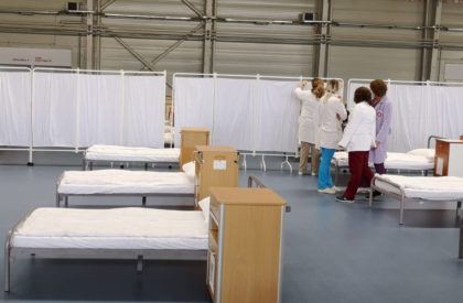 SUTE de arădeni infectaţi cu CORONAVIRUS, evaluaţi la spitalul de la Expo Arad