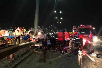 Cum a avut loc ACCIDENTUL de aseară, în care un BMW s-a făcut praf. Șoferul, un tânăr de 22 de ani, GRAV RĂNIT