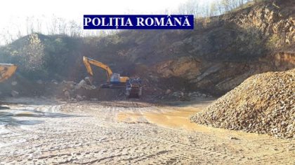 Exploatare minieră ILEGALĂ la Lipova: Polițiștii au confiscat utilaje în valoare de două milioane de lei