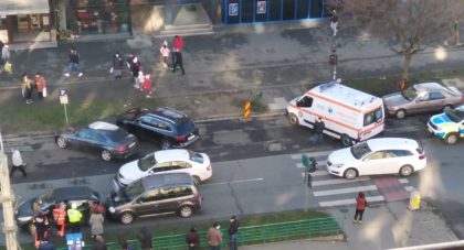 DOUĂ ACCIDENTE unul după altul, pe Calea Aurel Vlaicu. Un biciclist LOVIT pe trecere și o COLIZIUNE între două AUTOTURISME