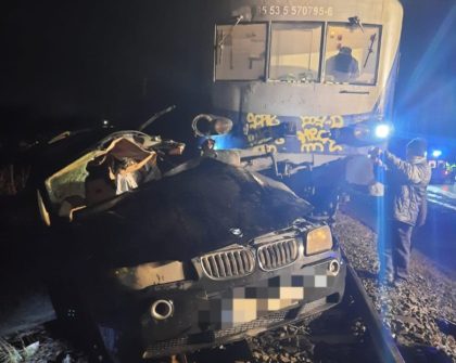 NENOROCIRE în Ajunul Crăciunului: O femeie a MURIT într-un BMW lovit de tren. Alte două persoane au fost rănite