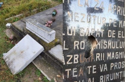 În Europa Unită a secolului 21, „patrioții” români și unguri se „războiesc” prin cimitire, profanând morminte (GALERIE FOTO)