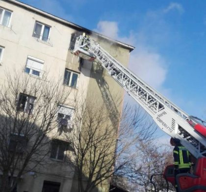 UPDATE/ Incendiu la un bloc din Arad. Zece persoane au fost evacuate de pompieri