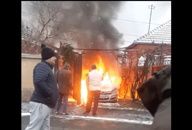 NEWS ALERT: Mașină în FLĂCĂRI, într-o curte din Arad (FOTO + VIDEO)