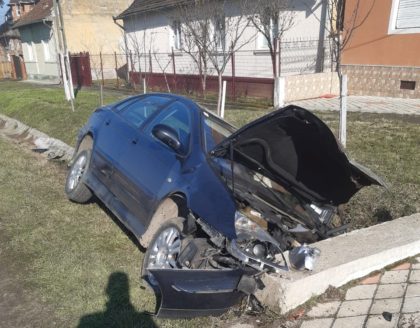 ACCIDENT GRAV pe un drum din județ! O VICTIMĂ, blocată în mașină (GALERIE FOTO)