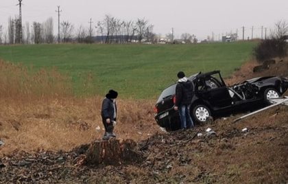 ACCIDENT pe un drum din județul Arad! Un TÂNĂR s-a dat cu MAȘINA PESTE CAP