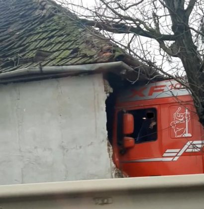 ACCIDENT pe drumul Arad – Oradea! Un TIR a INTRAT într-o CASĂ