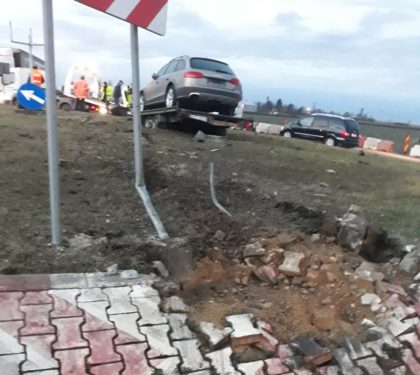 Accident la ieșirea din Arad spre Oradea. Un șofer „a ratat” un sens giratoriu