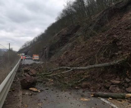 Atenție șoferi: Alunecare de teren pe DN7. Trafic BLOCAT, în județul Arad