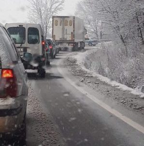 Polițiștii rutieri atenționează: „Circulați prudent, în condiții de iarnă”