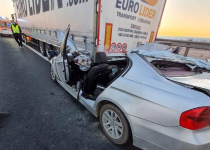 ACCIDENT TERIBIL pe AUTOSTRADA VESTULUI: Un BMW a intrat sub un TIR (UPDATE)