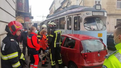 Accident cu DOUĂ VICTIME, între un tramvai și un autoturism, în centrul Aradului (FOTO)