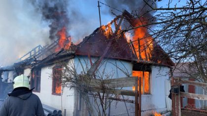 Incendiu puternic la o casă din Ghioroc (FOTO)
