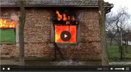 Casă în flăcări într-o localitate din județul Arad (VIDEO)