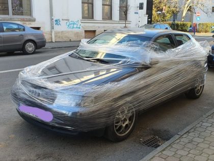 Se întâmplă la Arad: Mașină „ÎNFOLIATĂ” în centrul orașului