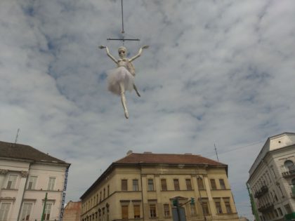 În centrul Aradului au fost 30 de minute de bucurie și emoție. Un înger a plutit peste Teatru (FOTO+VIDEO)