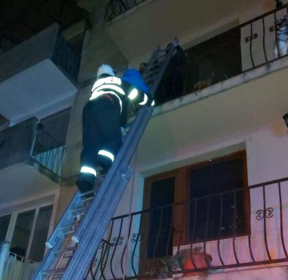 Incendiu la un bloc de locuințe. Mai multe persoane au fost evacuate de pompieri cu scara, prin exteriorul clădirii