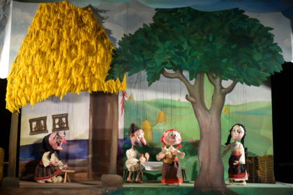 Întâlnirea online de duminică, de la Marionete: „Fata babei și fata moșneagului”