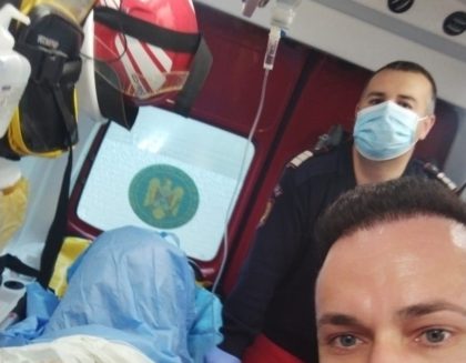 „Salvăm vieți și dăm viață…” O tânără a născut într-o ambulanță SMURD (FOTO)